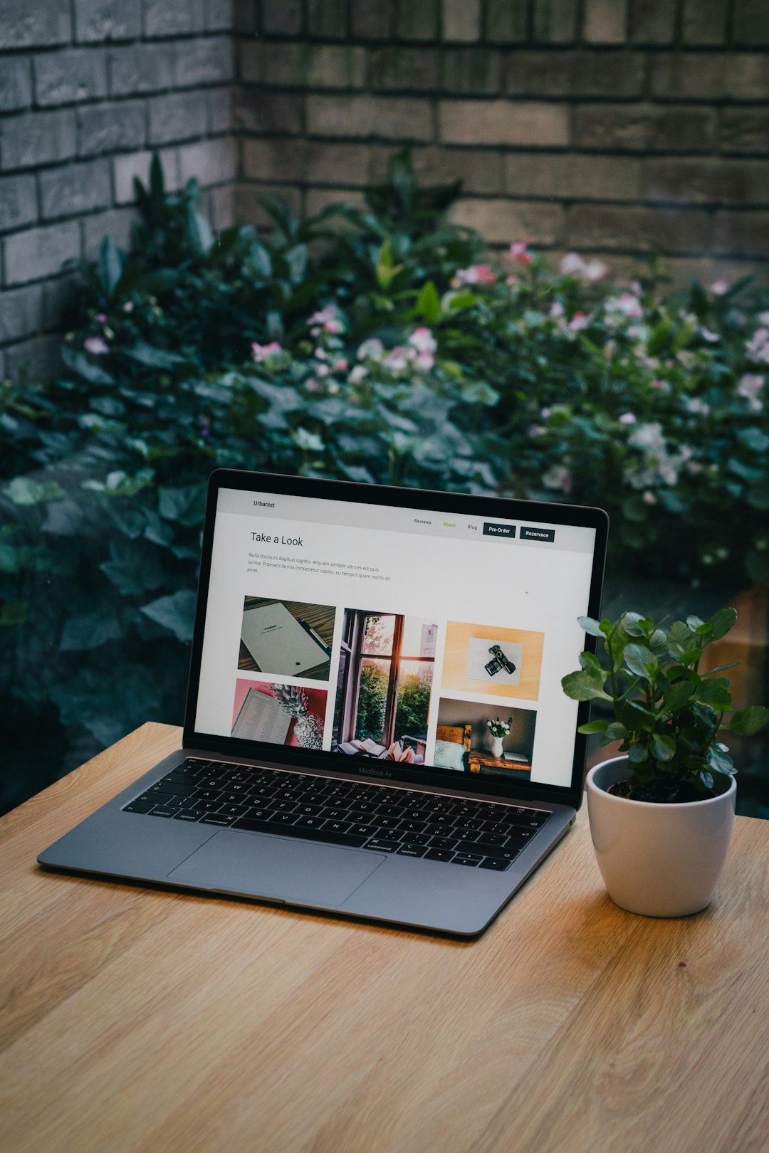 services-04 Present yourself as a professional with your new website. Create your own website on solidpixels.